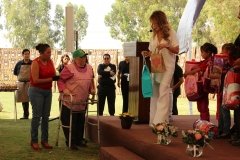 ROSY-ENTREGANDO-OBSEQUIOS-A-ABUELITA-DE-LOS-PEQUEæOS